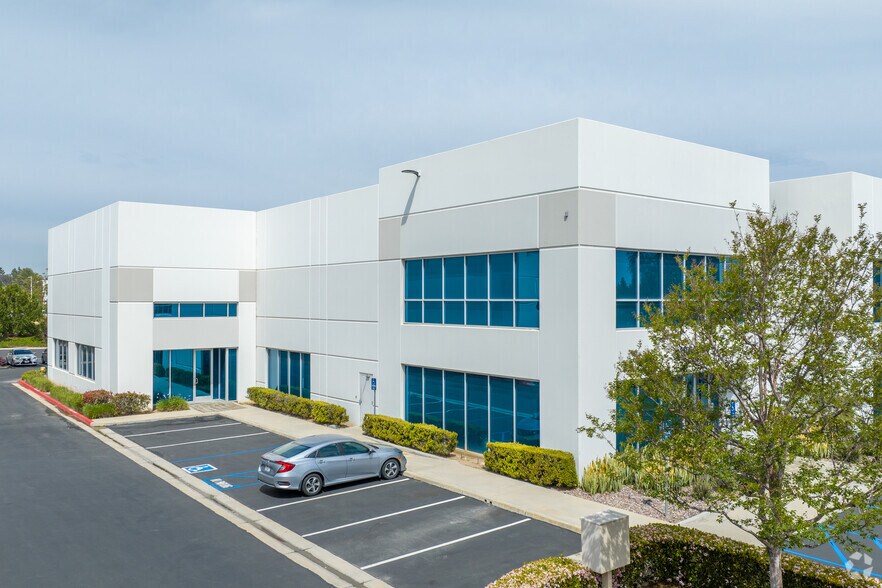 1860 Compton Ave, Corona, CA à louer - Photo du bâtiment - Image 3 de 6