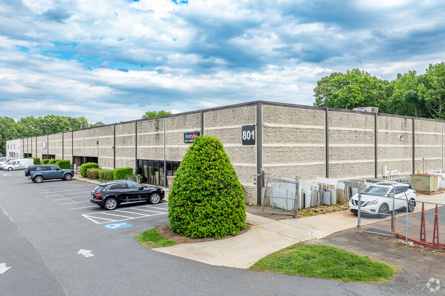 801 Pressley Rd, Charlotte, NC for lease - Building Photo - Image 3 of 8