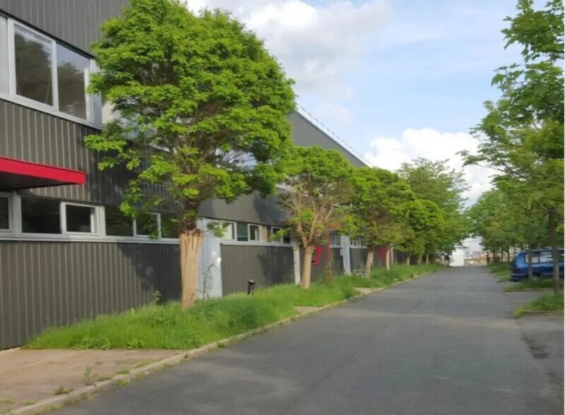 Bureau dans Coignières à louer - Photo du bâtiment - Image 3 de 5