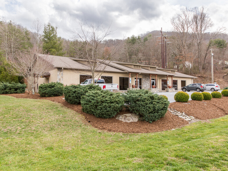 209 Patton Cove Rd, Swannanoa, NC à vendre - Photo du bâtiment - Image 1 de 1