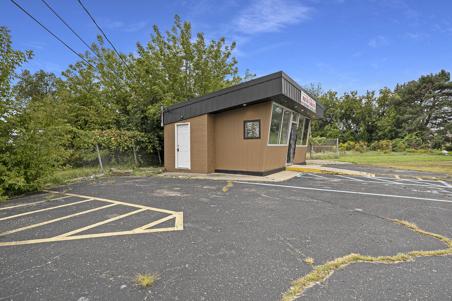 4023 W Pierson Rd, Flint, MI for lease - Building Photo - Image 2 of 17