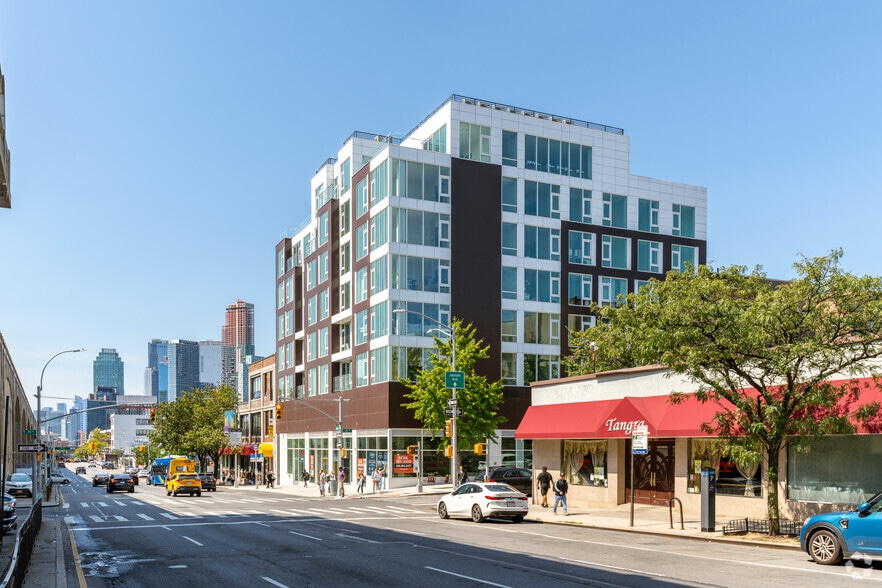 39-11 Queens Blvd, Long Island City, NY for lease - Building Photo - Image 2 of 5