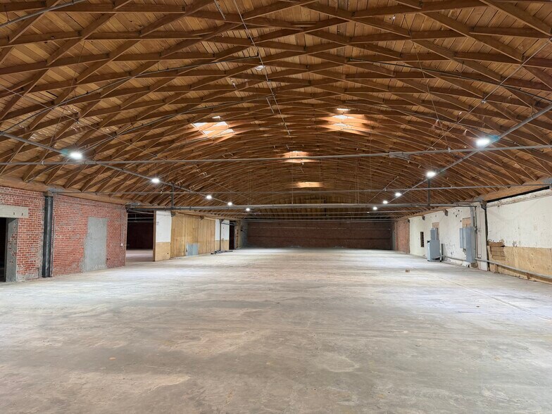 8001 Beach St, Los Angeles, CA à louer - Photo du bâtiment - Image 3 de 16