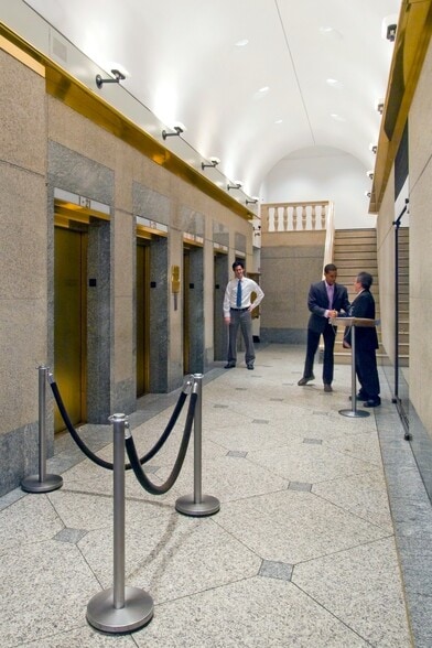 8 W 40th St, New York, NY for lease - Lobby - Image 1 of 4