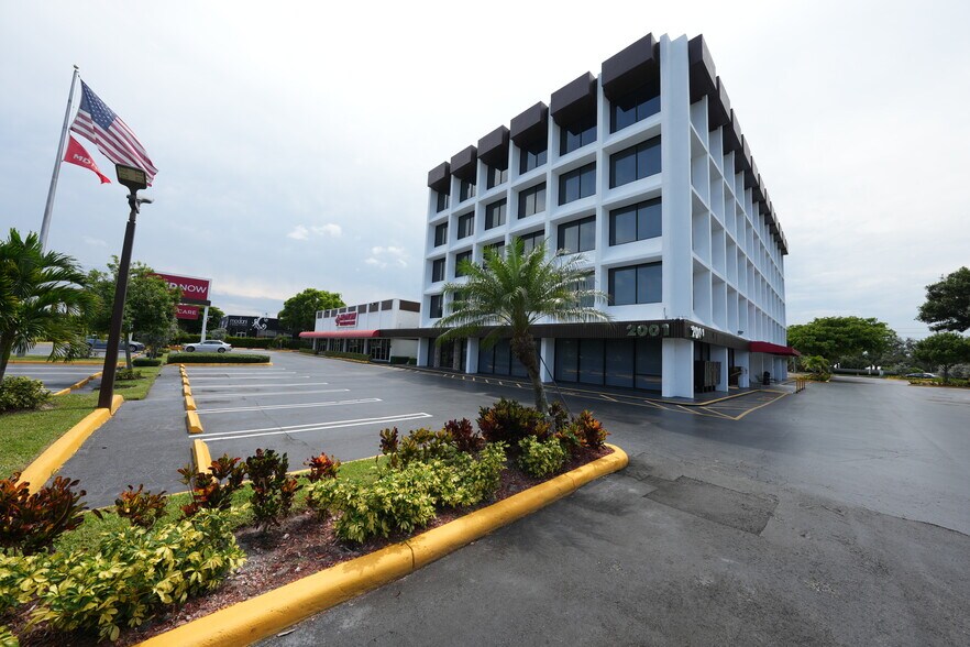 2001 Palm Beach Lakes Blvd, West Palm Beach, FL à louer - Photo du bâtiment - Image 3 de 7