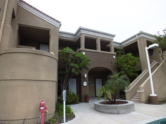 26421 Crown Valley Pky, Mission Viejo, CA à louer - Photo du bâtiment - Image 3 de 12