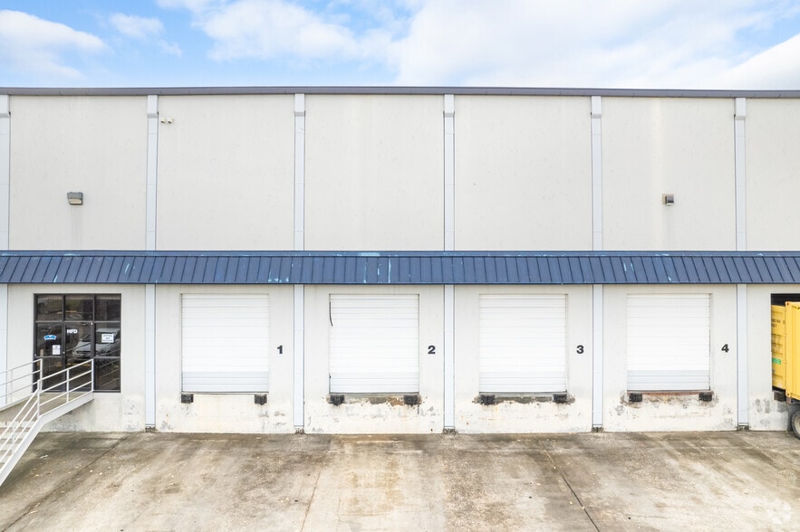 9040 Railwood Dr, Houston, TX for lease - Building Photo - Image 3 of 5