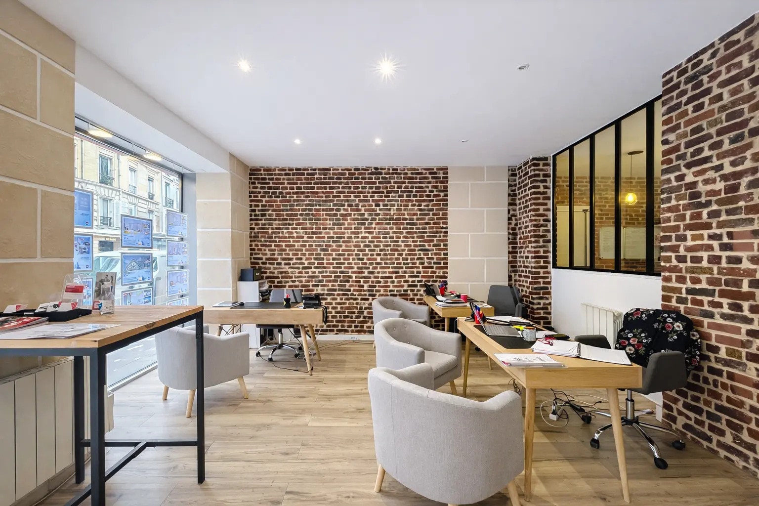 Retail in Paris for lease Interior Photo- Image 1 of 6