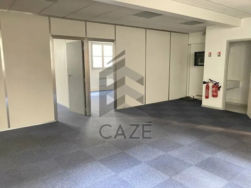 Office in Bordeaux for lease Interior Photo- Image 1 of 5