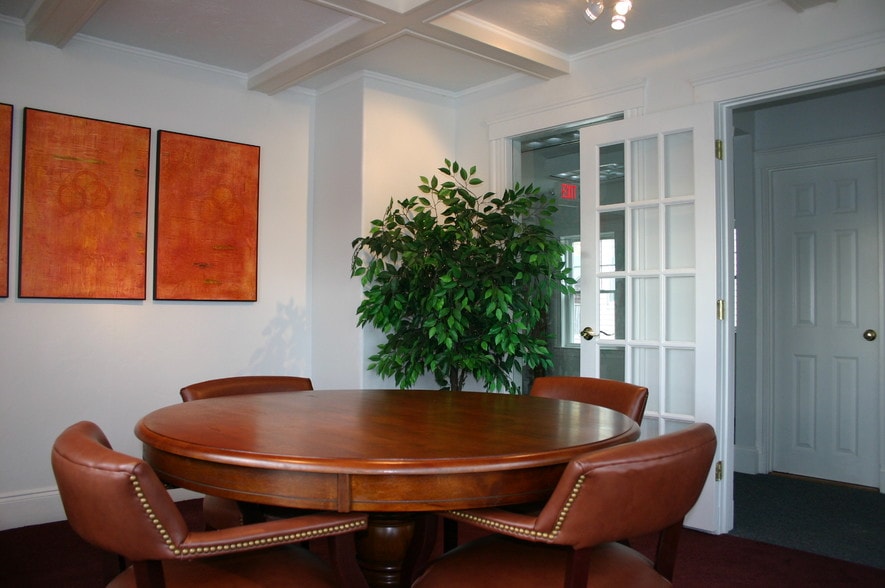 69 Holmes St, Quincy, MA for lease - Interior Photo - Image 2 of 4