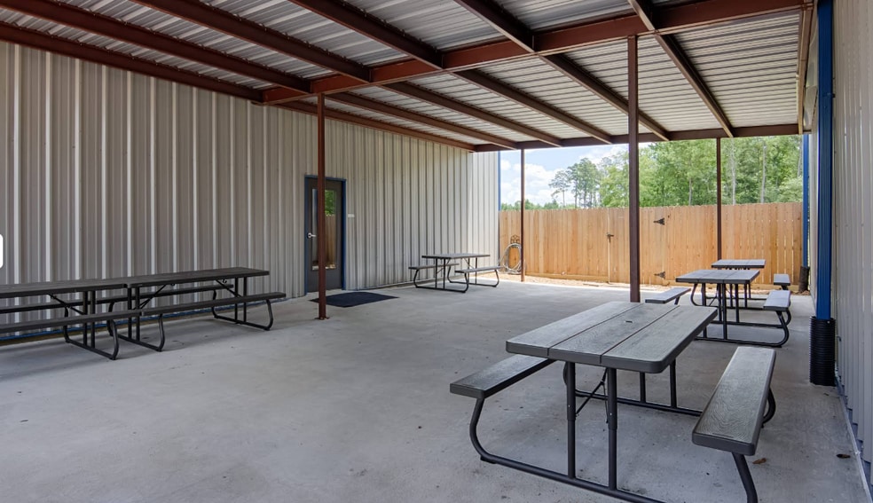 33204 Magnolia Cir, Magnolia, TX for sale - Building Photo - Image 3 of 7