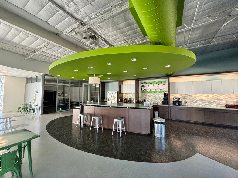 6801 Portwest Dr, Houston, TX à louer - Photo du bâtiment - Image 3 de 17