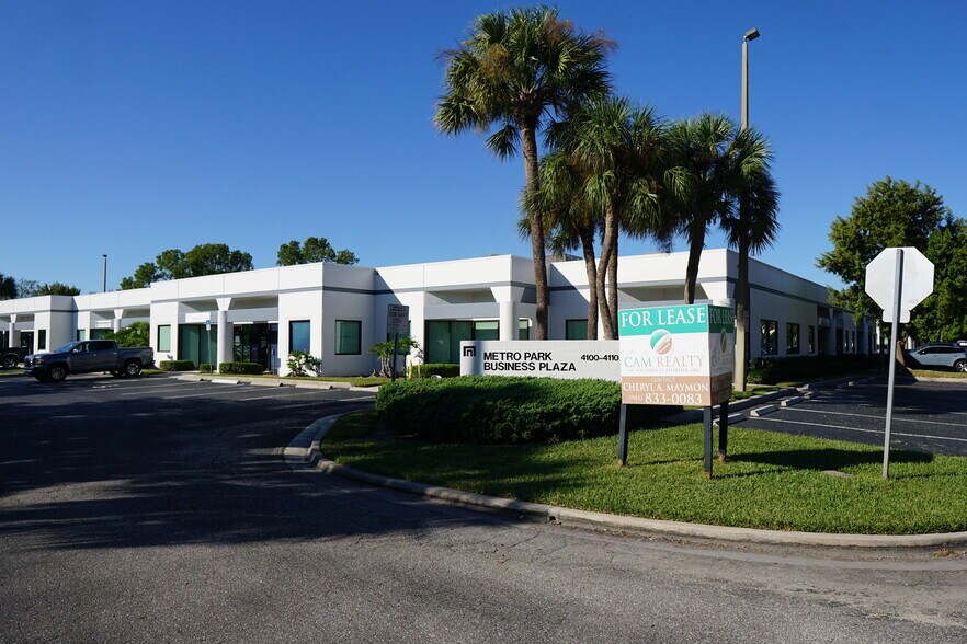 4100 Center Pointe Dr, Fort Myers, FL à louer - Photo du bâtiment - Image 2 de 7