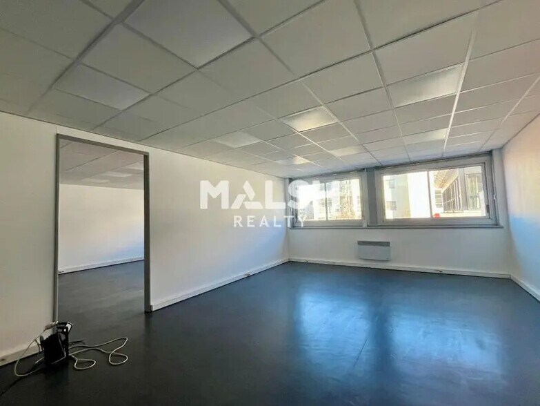 Office in Lyon for lease - Interior Photo - Image 2 of 8