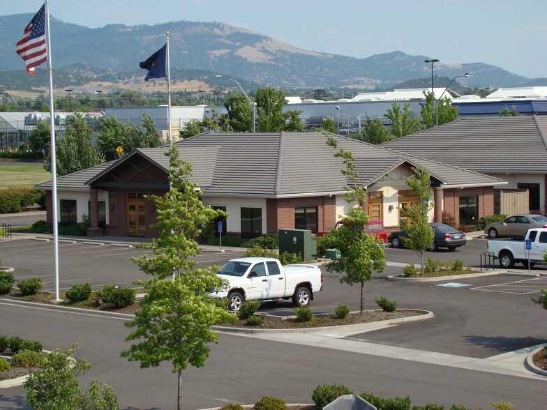 3549 Lear Way, Medford, OR à louer - Photo du bâtiment - Image 2 de 2