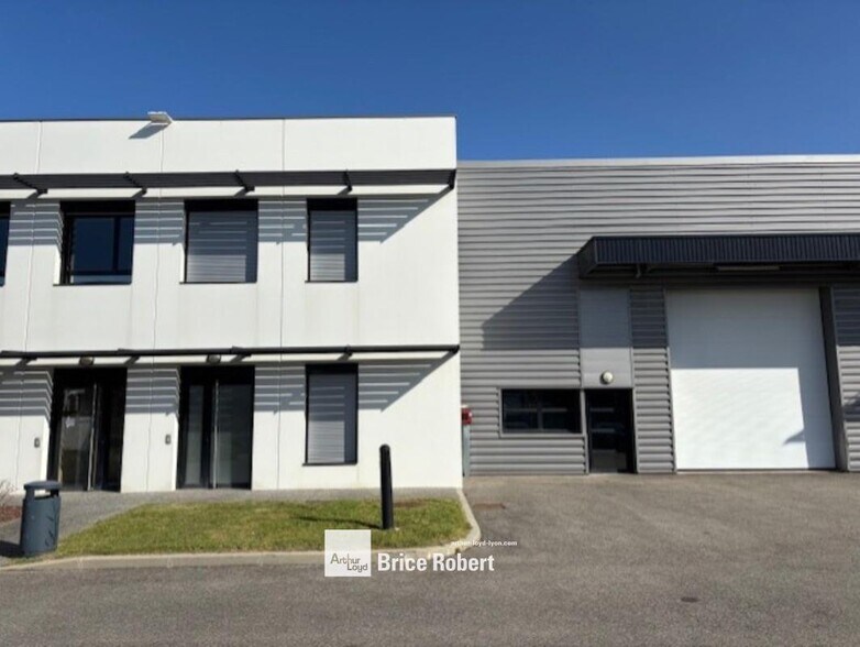 35-37 Rue Emile Zola, Décines-Charpieu à louer - Photo du bâtiment - Image 2 de 5