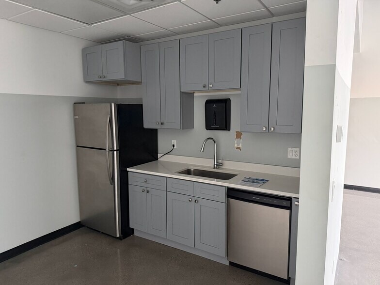 230 Cutler Dr, North Salt Lake, UT à vendre - Photo du bâtiment - Image 3 de 4
