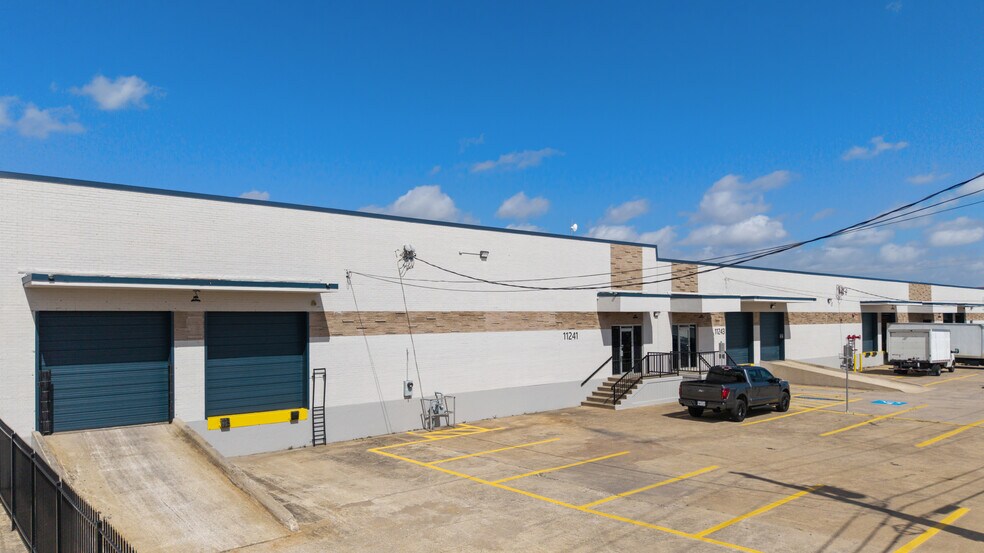 11233-11251 Leo Ln, Dallas, TX à louer - Photo du bâtiment - Image 1 de 8