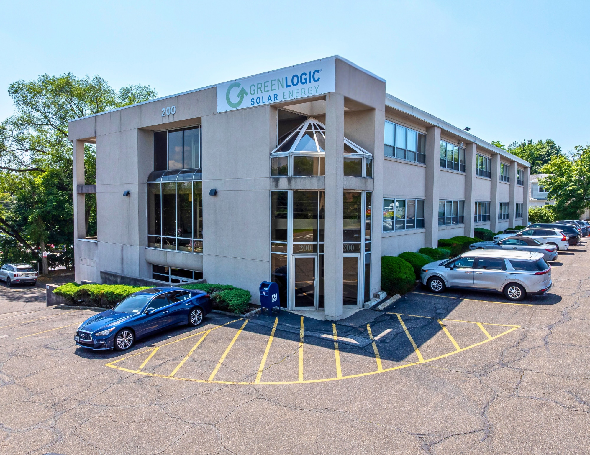 200-220 S Service Road, Roslyn, NY portfolio of 2 properties for sale on LoopNet.ca Building Photo- Image 1 of 25