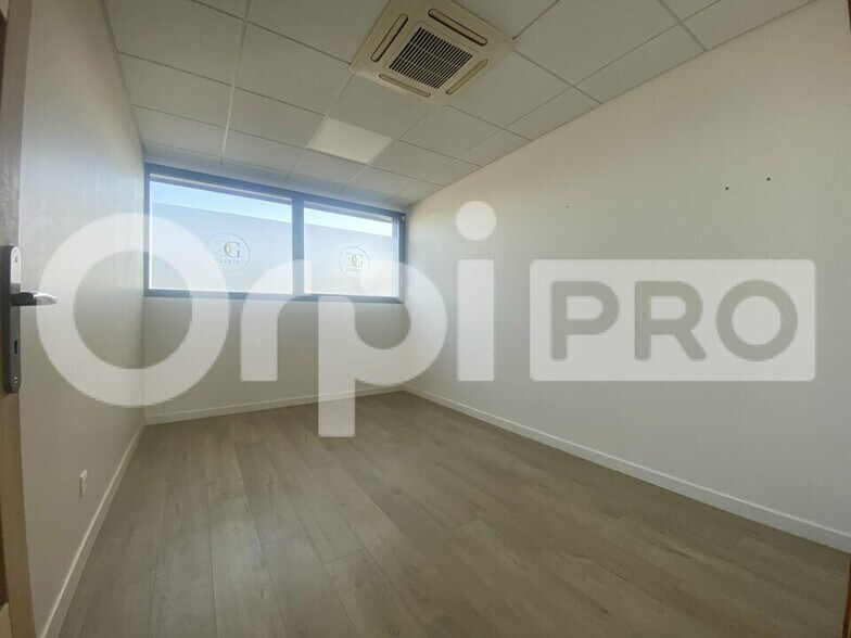 Office/Medical in Civrieux D Azergues for lease - Interior Photo - Image 3 of 10