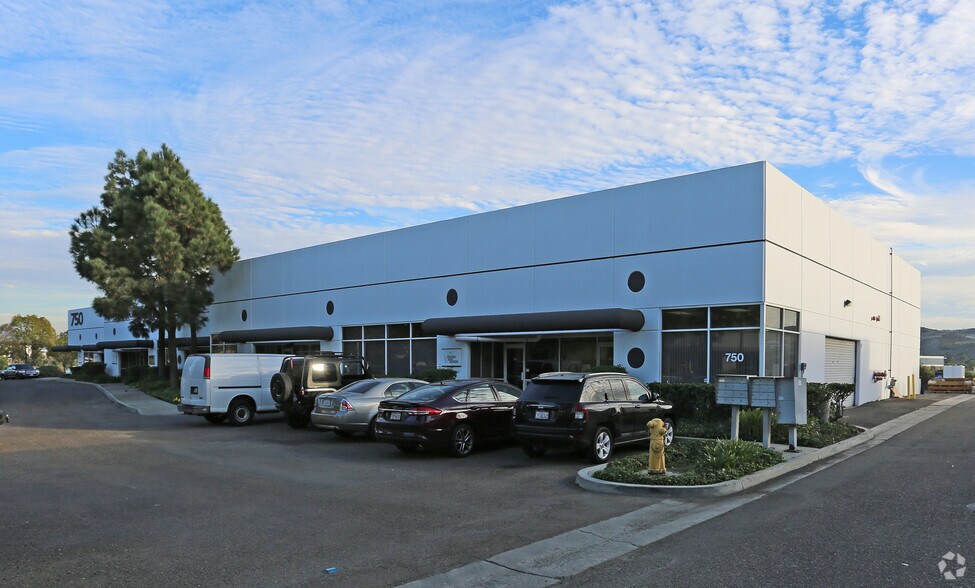 750 Design Ct, Chula Vista, CA à louer - Photo du bâtiment - Image 2 de 13