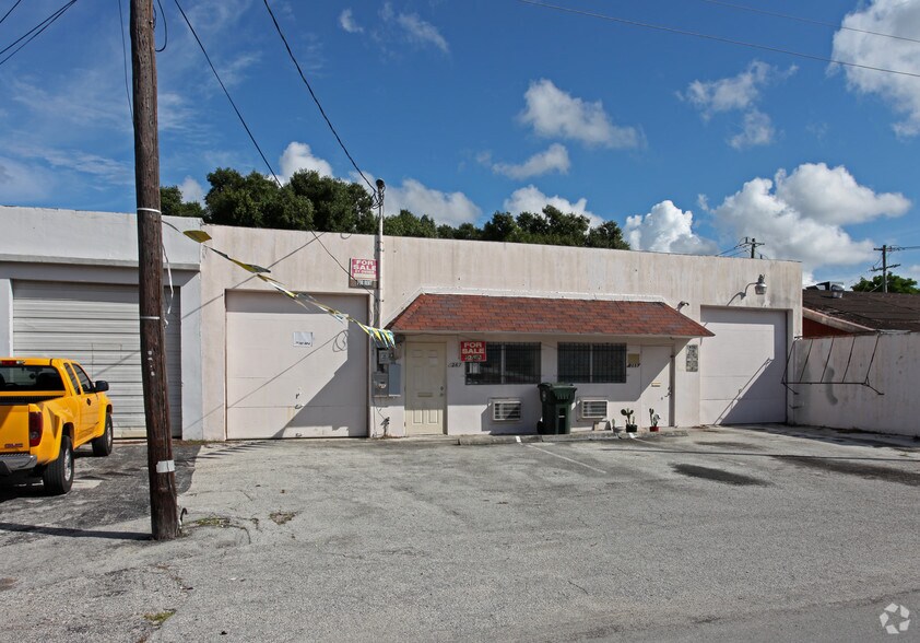 267-269 NE 32nd Ct, Oakland Park, FL à louer - Photo du bâtiment - Image 2 de 19