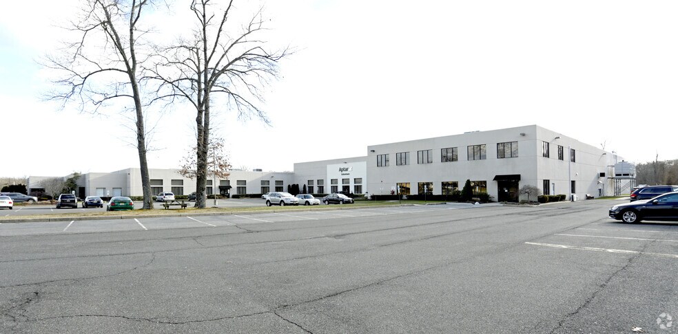 611 Industrial Way W, Eatontown, NJ à louer - Photo du bâtiment - Image 1 de 7