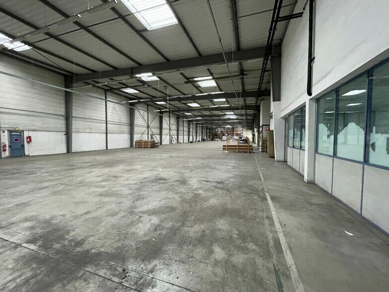 Flex in La Courneuve for lease - Building Photo - Image 3 of 11