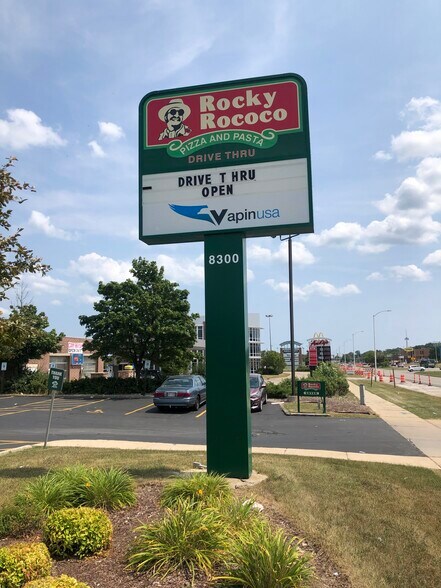 8300 W Brown Deer Rd, Milwaukee, WI à louer - Photo du bâtiment - Image 2 de 4