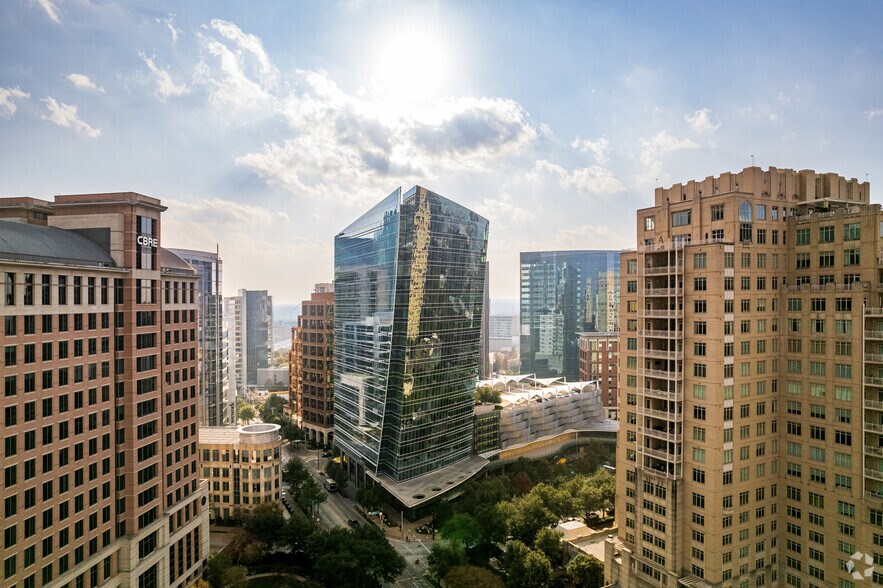 2021 McKinney Ave, Dallas, TX à louer - Aérien - Image 2 de 7