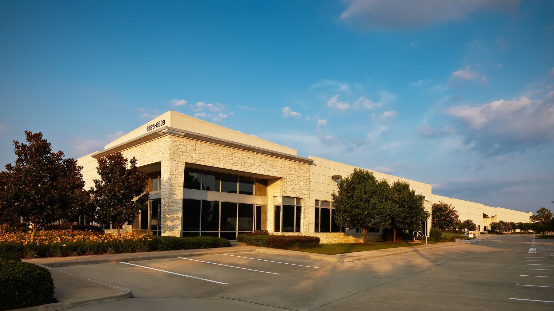 8801-8872 Fallbrook Dr, Houston, TX à louer Photo du bâtiment- Image 1 de 2