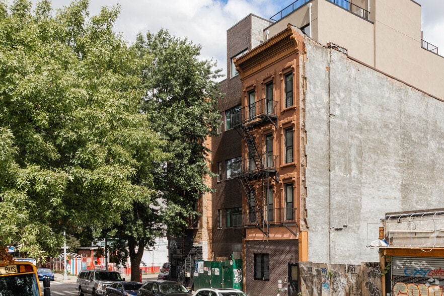 239-241 Marcus Garvey Blvd portfolio of 2 properties for sale on LoopNet.ca - Primary Photo - Image 2 of 2