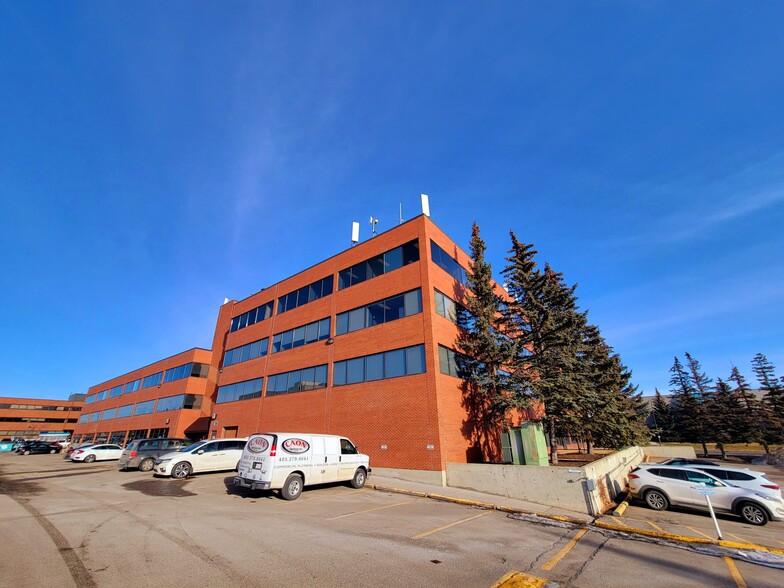 3115 12th St NE, Calgary, AB à vendre - Photo du bâtiment - Image 3 de 26