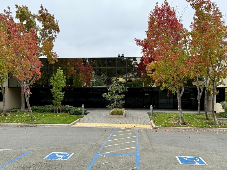 47913-47963 Warm Springs Blvd, Fremont, CA à louer - Photo du bâtiment - Image 1 de 14