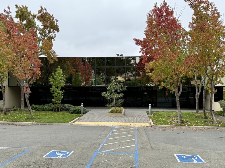 47913-47963 Warm Springs Blvd, Fremont, CA à louer - Photo du bâtiment - Image 1 de 14