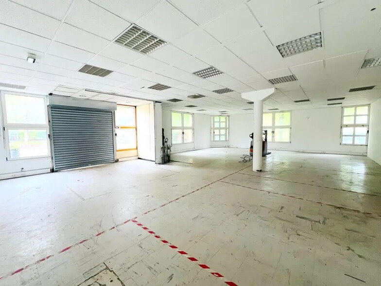 Flex in Montigny-le-Bretonneux for lease - Interior Photo - Image 2 of 33