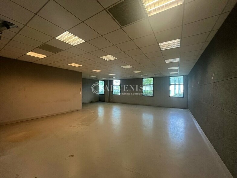 Office in Créteil for lease - Interior Photo - Image 2 of 10