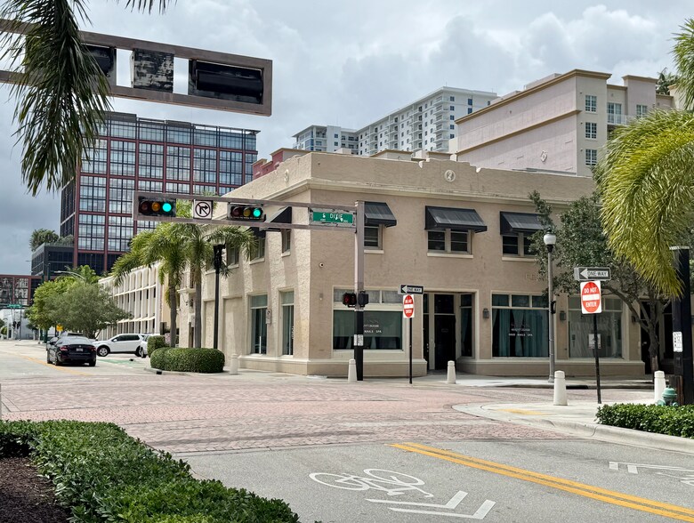 321-325 S Dixie Hwy, West Palm Beach, FL à louer - Photo du bâtiment - Image 2 de 2