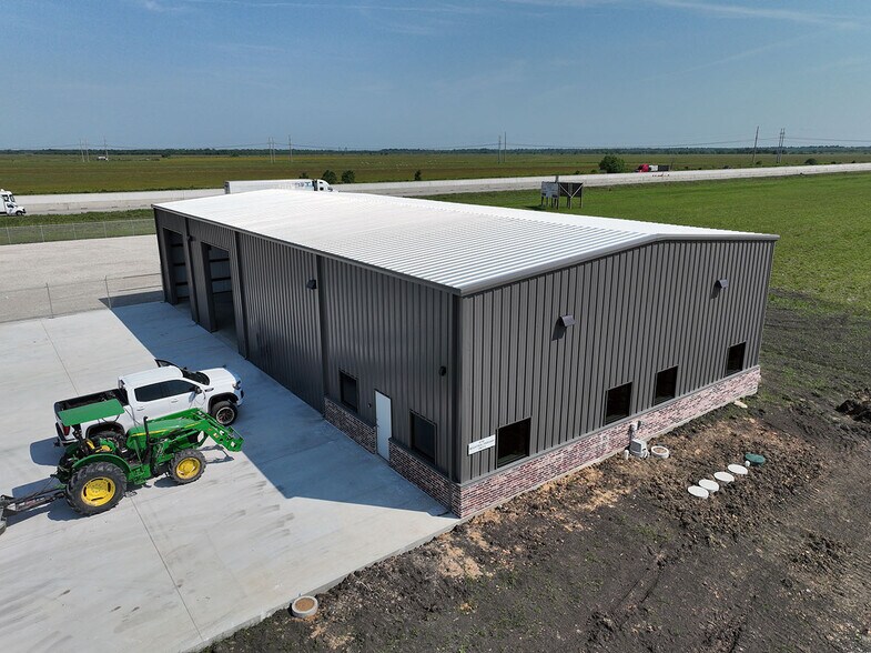 8690 Industrial Parkway, Beaumont, TX à louer - Photo du bâtiment - Image 3 de 7