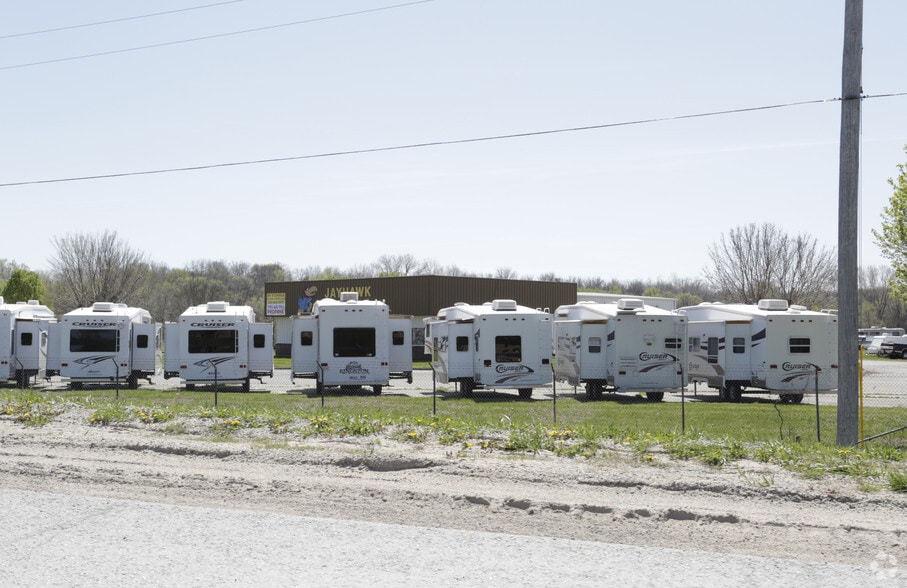 24105 W 43rd St, Shawnee, KS for lease - Building Photo - Image 1 of 9