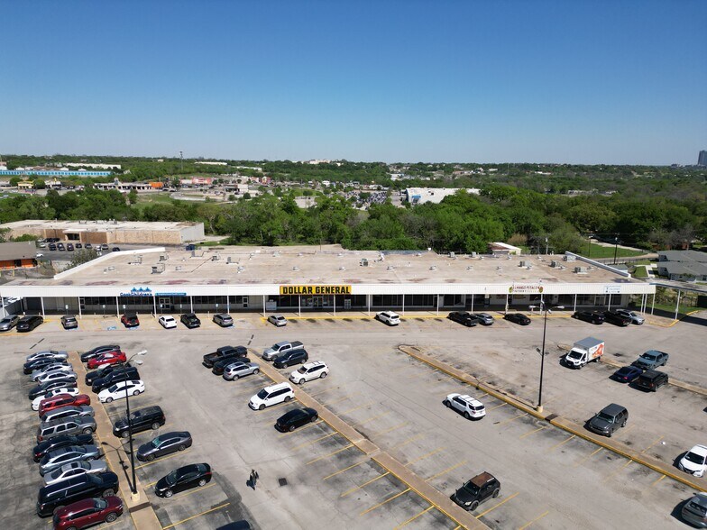 4401-4451 River Oaks Blvd, Fort Worth, TX à louer - Photo du bâtiment - Image 2 de 4