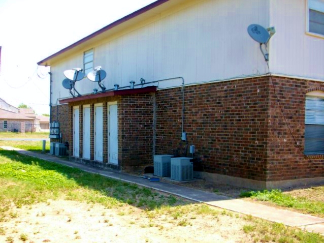 1400 Avenue W, Hondo, TX for sale - Building Photo - Image 3 of 3