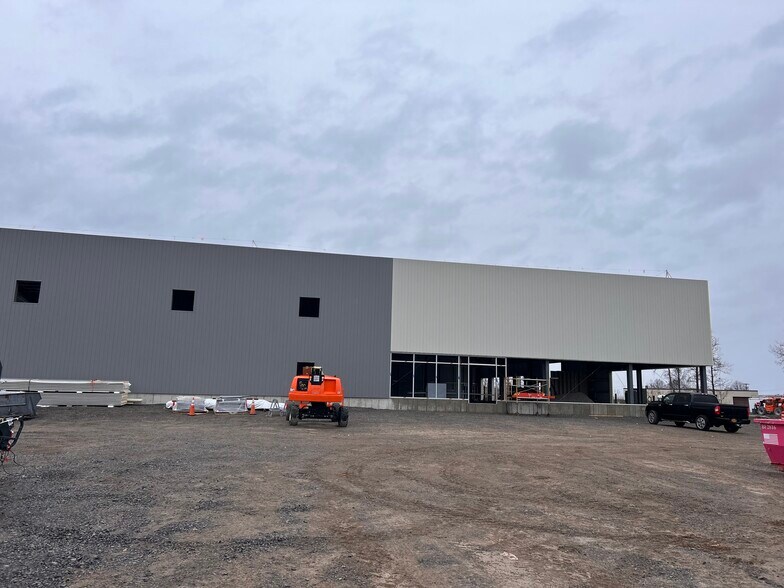 6845 Kinne St, East Syracuse, NY for lease - Building Photo - Image 1 of 4