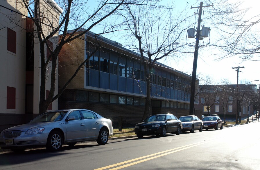 1530 E Jefferson St, Rockville, MD à louer - Photo du bâtiment - Image 3 de 3