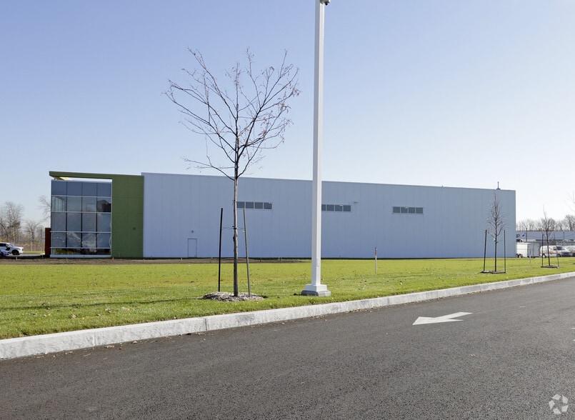 1570 Rue Nationale, Terrebonne, QC for sale - Building Photo - Image 1 of 3