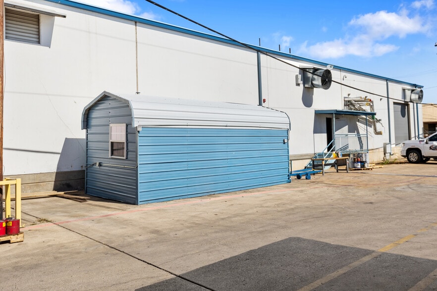 1120 Commercial Blvd N, Arlington, TX for sale - Building Photo - Image 2 of 36