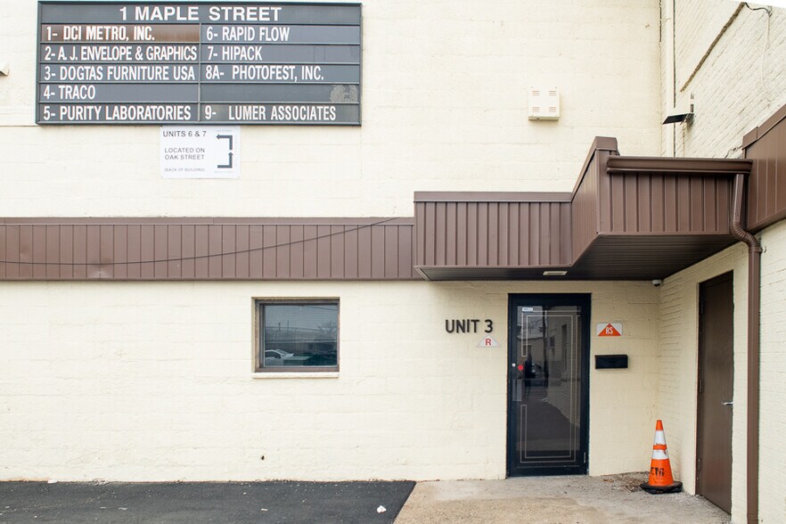 1 Maple St, East Rutherford, NJ à louer - Photo du bâtiment - Image 3 de 6