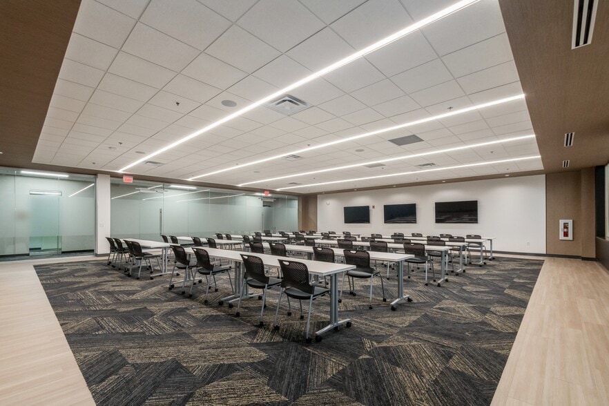 501 Pennsylvania Pky, Indianapolis, IN for lease - Interior Photo - Image 3 of 11