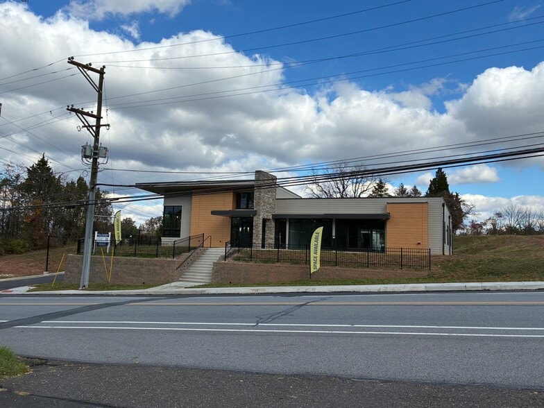 803 W Main St, Collegeville, PA for lease - Building Photo - Image 1 of 4