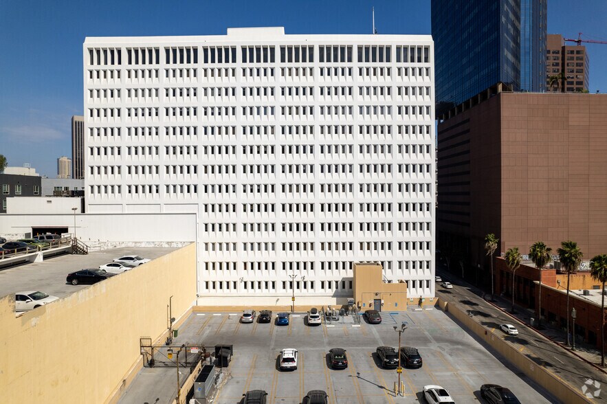 1127 Wilshire Blvd, Los Angeles, CA à louer - Photo du bâtiment - Image 3 de 12